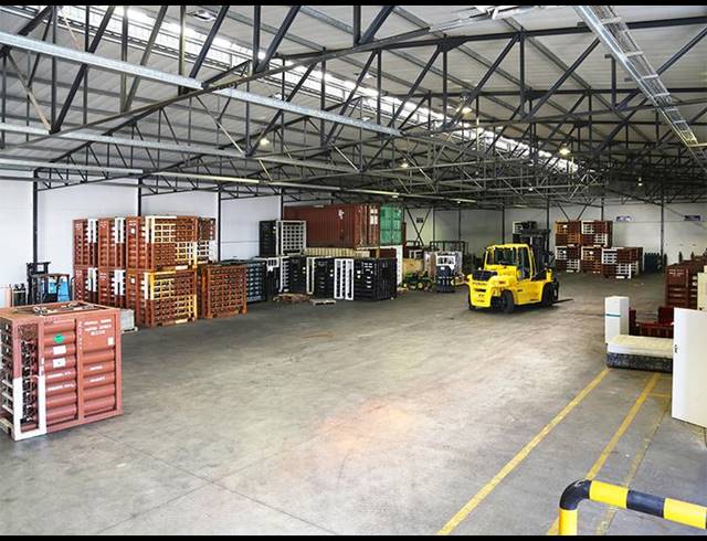 2,100M² FACTORY TO LET IN RACING PARK